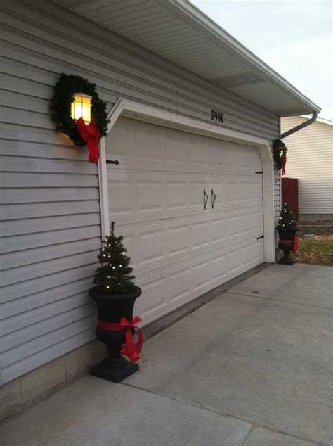 Beautifull Garage Christmas Decorations #christmasdecorationsforgaragelights #chr… | Garage door ...