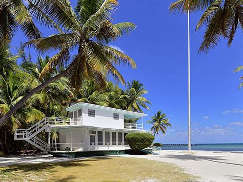 House of the Week: Beached Florida Keys Houseboat