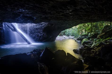 Cave Waterfall, Natural Bridge, Springbrook National Park, Queensland, Australia | マカ, 高麗