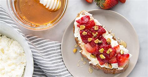 9 Healthy Ways to Eat Toast For Every Meal | Food | Purewow