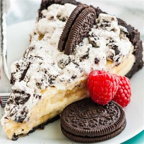 Banana Cream Cake with Oreo cookie crust | Plated Cravings