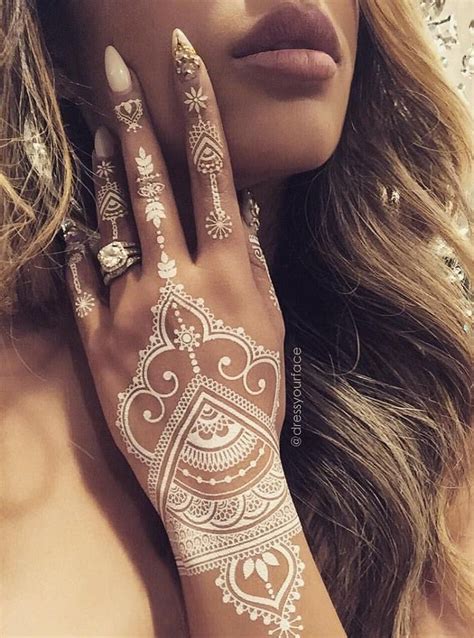 tatouage henné blanc motifs splendides Henna Tattoo Hand, Henna Tattoo Designs, Henna Tattoo ...