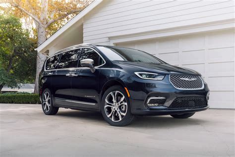 2021 Chrysler Pacifica Debuts With Fresh Looks, AWD, New U-Connect And ...