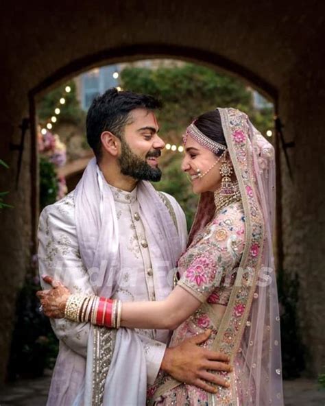 Virat Kohli and Anushka Sharma wedding couple picture Photo