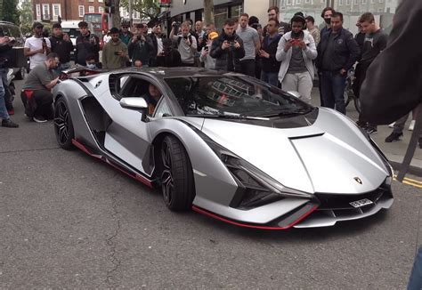 Video - Lamborghini Cyan 4 million euros terrorizes the city center of London