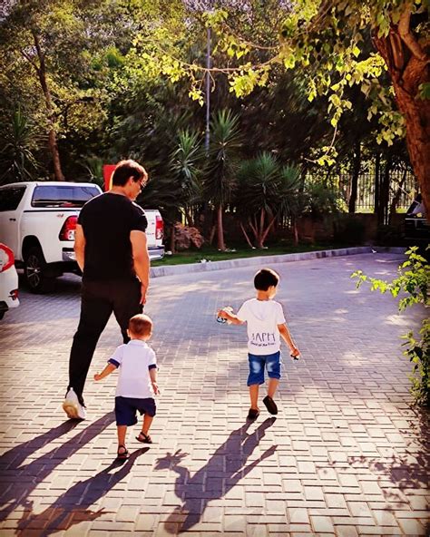 Shoaib Akhtar Shares Recent Pictures With His Sons | Reviewit.pk