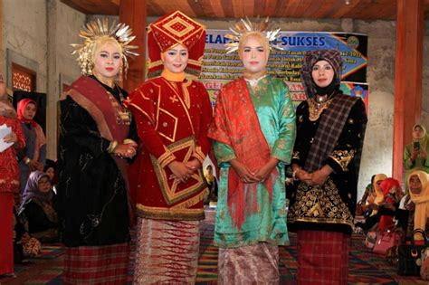 Pakaian Adat Minangkabau Penjelasan, Keunikan, dan Gambar (Lengkap ...