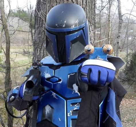 Mandalorian Merc, with gauntlet-mounted rockets ready | Mandalorian armor, Mandalorian cosplay ...