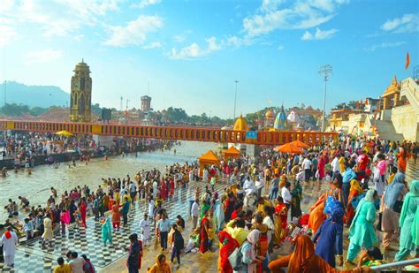 Asia Album: Hindu devotees take holy dip in Ganges river - Xinhua