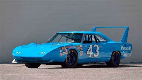 Here's How The Dodge Daytona Compares With The Plymouth Superbird