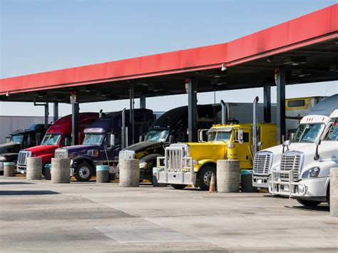 Fuel Efficiency: Tips for Semi Truck Operators | CT Shop