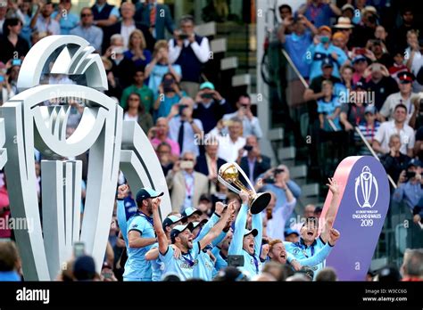 Cricket world cup trophy lift hi-res stock photography and images - Alamy