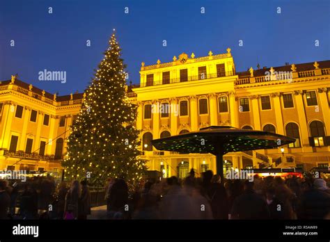 Schonbrunn Palace & Christmas Market illuminated at dusk, Schonbrunn ...