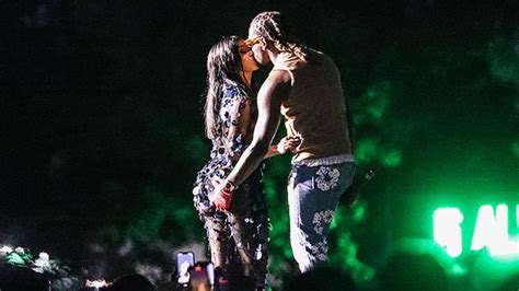 Cardi B & Offset Kiss On Stage At Wireless Festival: Photos – Hollywood Life