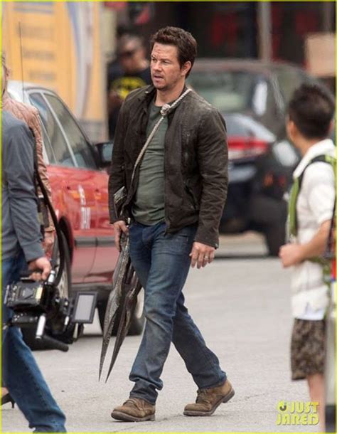 Transformers 4 – Mark Wahlberg and his big sword : Teaser Trailer