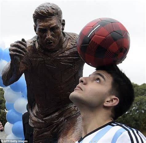 Lionel Messi statue unveiled in Buenos Aires, Argentina (photos)