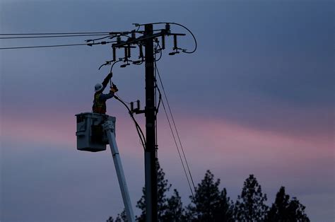 PG&E sparks outrage over power shut-off, website glitches - SFChronicle.com