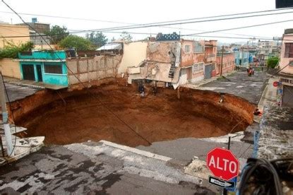 Guatamala Sinkhole 2010 - 60-Foot-Wide Sinkhole in Guatemala Photos - UK Today News