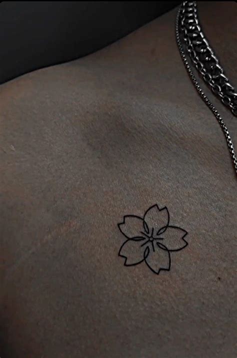 Sakura flower tattoo | Tattoo ideen klein, Ideen für tattoos, Geniale tattoos