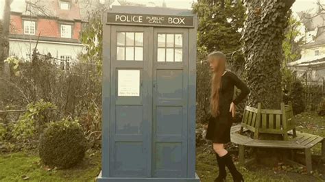 Dr Who Tardis Women GIF - Dr Who Tardis Women Doctor Who - Discover & Share GIFs