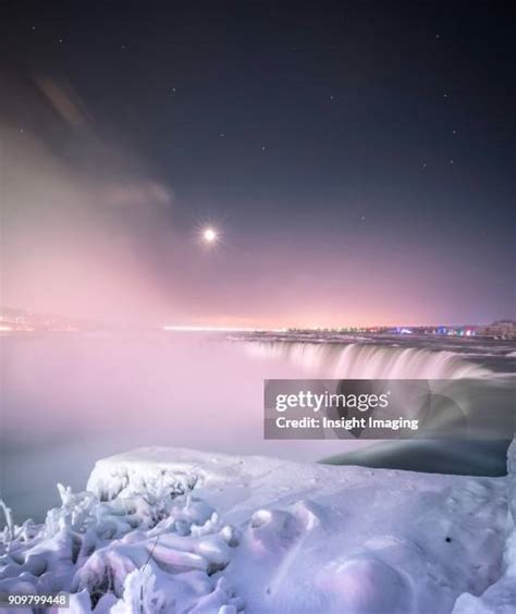 Niagara Falls Frozen Photos and Premium High Res Pictures - Getty Images