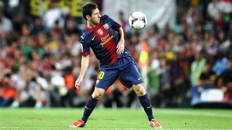 Messi Nutmegs The Goalkeeper !! Awsome Skill - YouTube