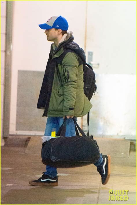 Photo: daniel radcliffe bodyguard airport arrival 02 | Photo 4390523 ...