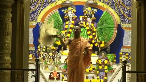 Sandhya Aarti at Krishna Balaram Temple - YouTube