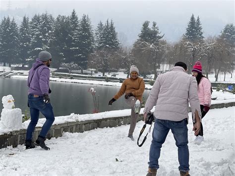 Heavy snowfall in Kashmir valley disrupts traffic movement | India News ...