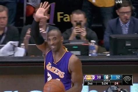 Kobe Bryant Gets Standing Ovation After Passing Michael Jordan in ...