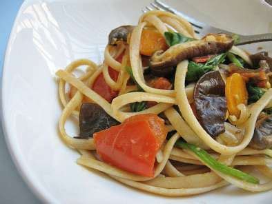 Vegetarian spicy linguine with spinach, mushrooms, tomatoes - Recipe Petitchef