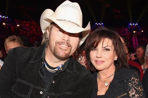 33 Years Ago: Toby Keith Marries Tricia Lucus | Country music, Country ...