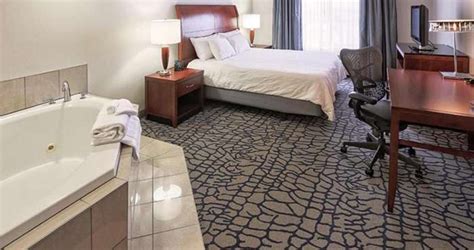 8 Hotels With Hot Tub In room in Louisville, KY, and Nearby