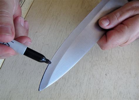 Sharpening knives for the home cook: sharpening steel vs. manual sharpener