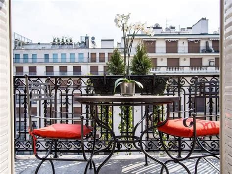 Plaza Athenee gorgeous balcony overlooking Ave Montaigne in Paris | Ausflug, Reisen