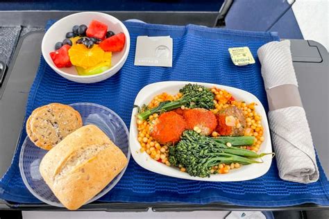 United executive acknowledges carrier’s catering shortfalls, promises better meals - The Points Guy