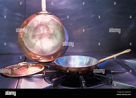 Copper pots and pans hi-res stock photography and images - Alamy