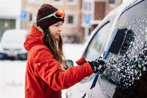 How to Clean Ice Off A Car Without Scratching It