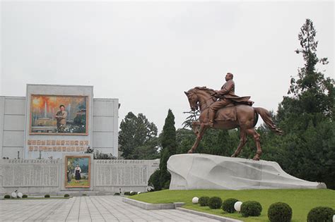 Kim Il-sung Statue - Pyongyang