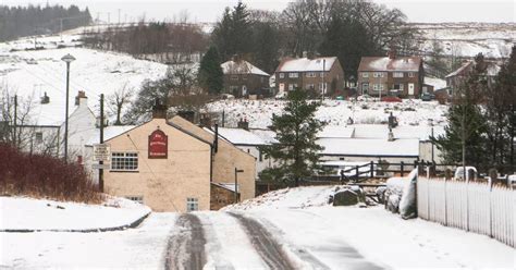 UK weather: 'Snow bomb' chaos as maps show ice clouds splitting in two ...