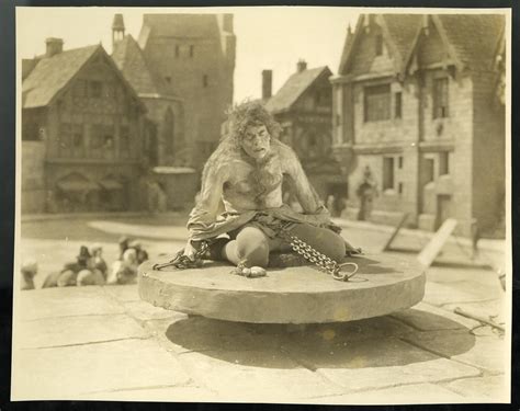 Lon Chaney Sr. as Quasimodo in The Hunchback of Notre Dame (1923) | Lon chaney, Silent film ...