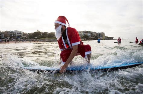 Hundreds of Santas set record for world's biggest surf lesson - BBC News