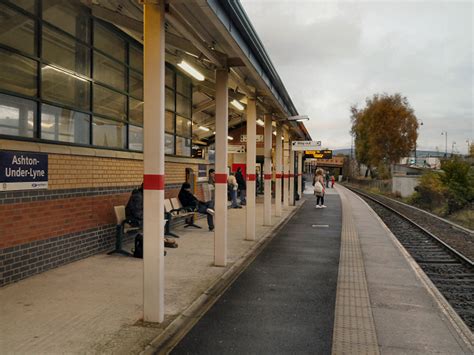 Ashton-Under-Lyne Railway Station © David Dixon cc-by-sa/2.0 :: Geograph Britain and Ireland