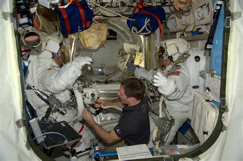 Astronaut Peggy Whitson's Record-Breaking Spacewalk in Pictures: Page 2 ...