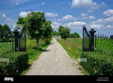 Black wrought iron gates hi-res stock photography and images - Alamy