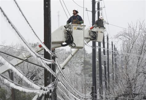 Winter ice storm causes outages in Texas