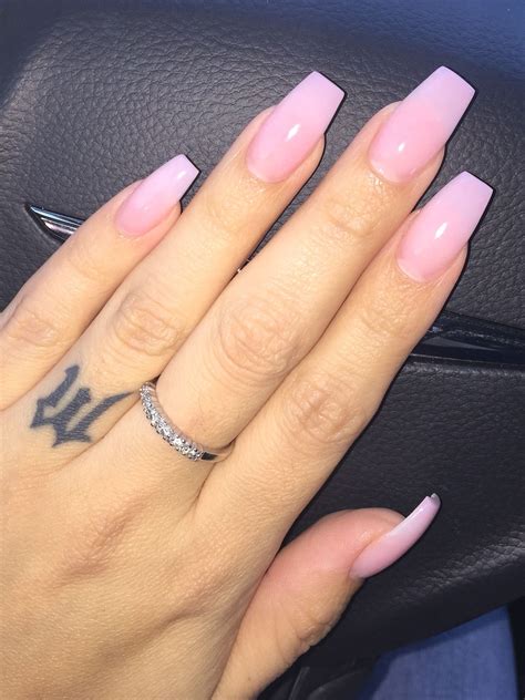 IG: AshleyVictoria.xo Pink powder acrylic with clear gelish Instagra: AshleyVictoria.xo | Light ...