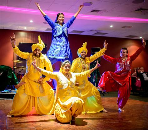 Bhangra dancers for hire, Giddha & Punjabi Dancers Troupes in UK | Steppin' Out