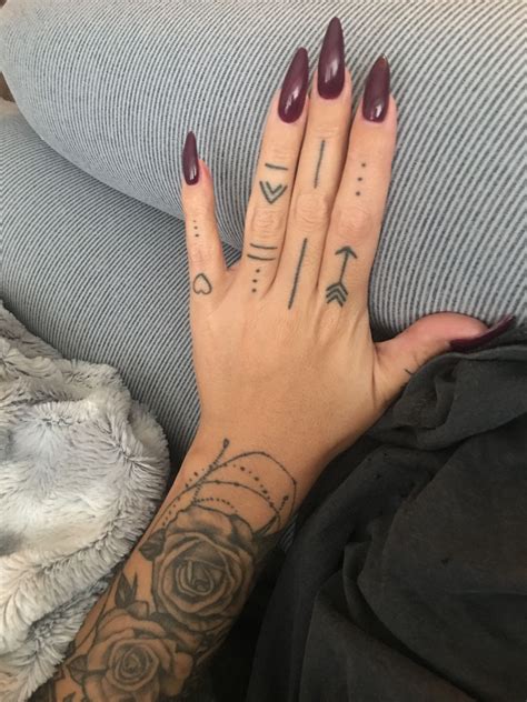 Finger tattoos and roses ️💋 ️ | Hand tattoos, Hand and finger tattoos ...