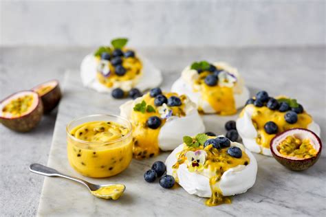 Foodie Friday: Mini pavlovas with passionfruit curd - The Interiors Addict